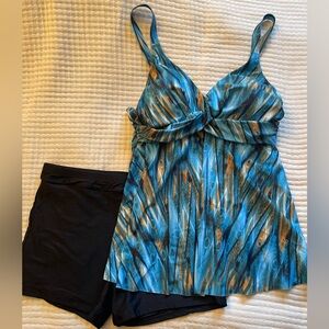 NWOT’S Blue Patterned Women’s 2pc Tankini Swim Top with Black Swim Shorts